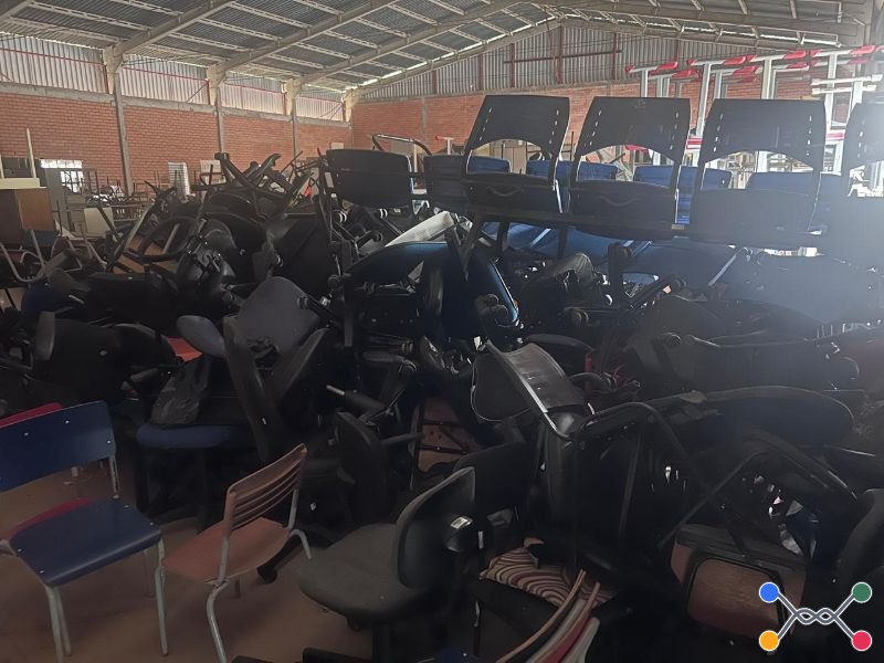 LOTE CONTENDO CADEIRAS ESTOFADAS, LONGARINAS