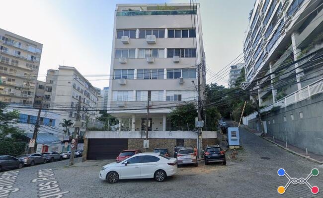 Cobertura com 222m² e vaga no Humaitá