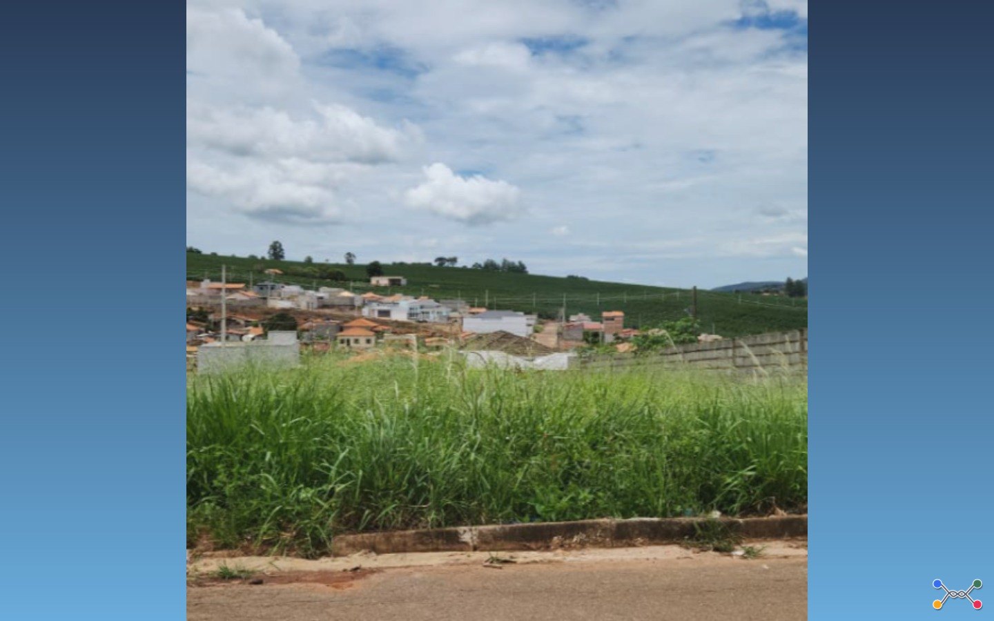 Terreno de 1.204m² — Ilicínea/MGDescriçãoUMA ÁREA DE TERRENO, SITUADA EM ILICÍNEA, ANEXA AO BAIRRO DO GLÓRIA, COM FRENTE PARA A RUA MARIA CLARA DE OLIVEIRA, NO TOTAL DE 1.204,00 M², PELOS FUNDOS COM A