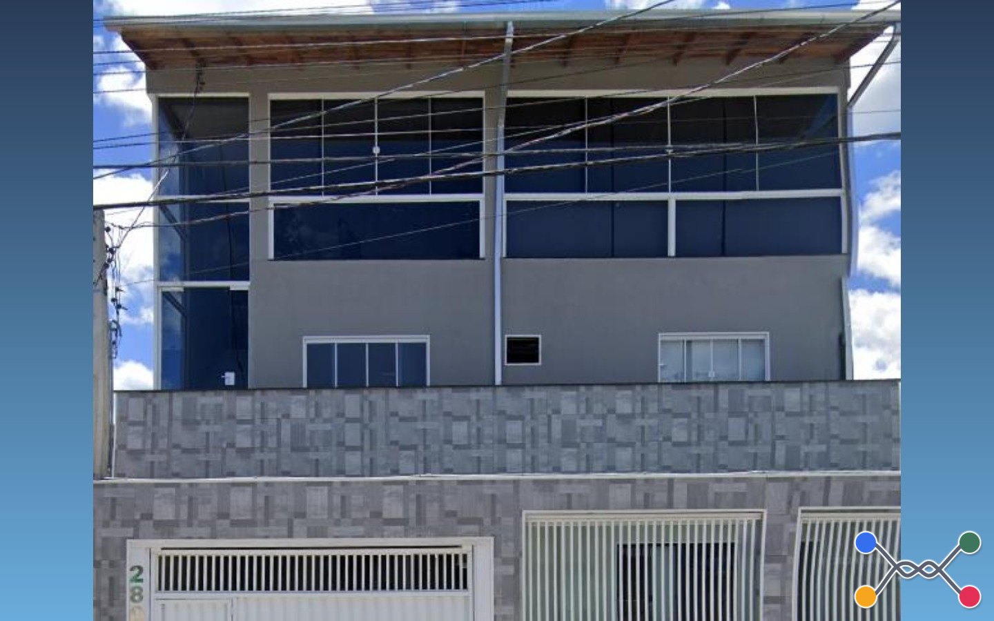 Casa - 382m² - Itajaí-SCDescriçãoCasa de dois pavimentos registrada sob a matrícula nº 57.103 do 2º Ofício do RI de Itajaí/SC, no Lote 13 da Quadra 07 do Loteamento Santa Regina. Térreo com sala, cozi