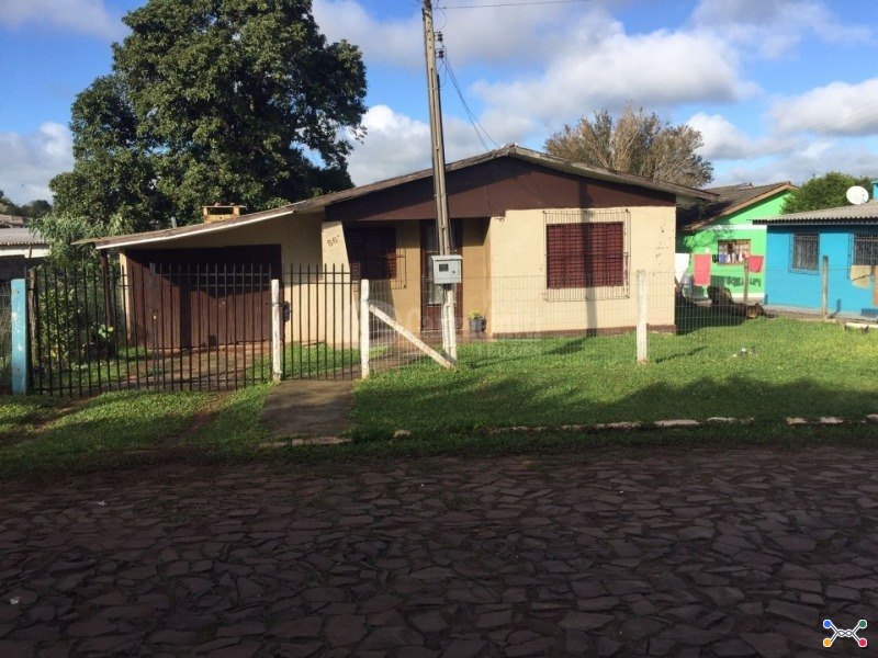 A nua propriedade de uma residência de alvenaria, com área de 55,25m² (averbada)
