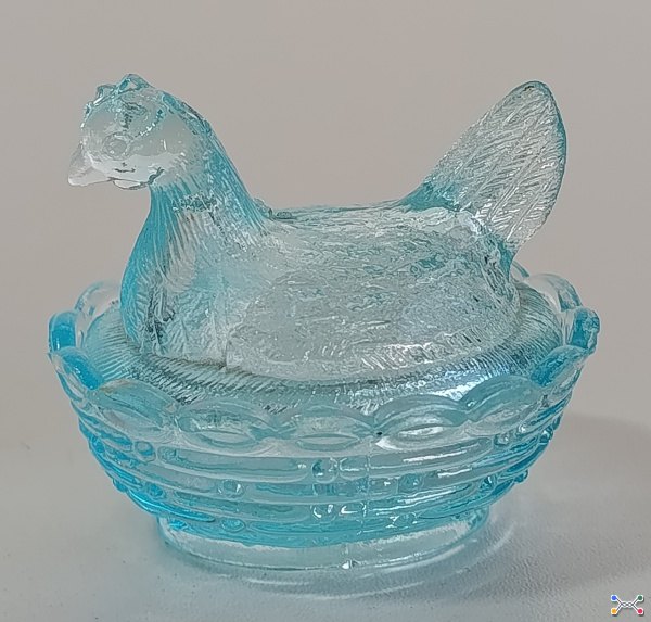 Mini Manteigueira Galinha em Azul "Blue Light" - 5cm x 6cm x 6cm Atendimento de 2ª a 6ª feira das 9h às 17h (51) 99737-