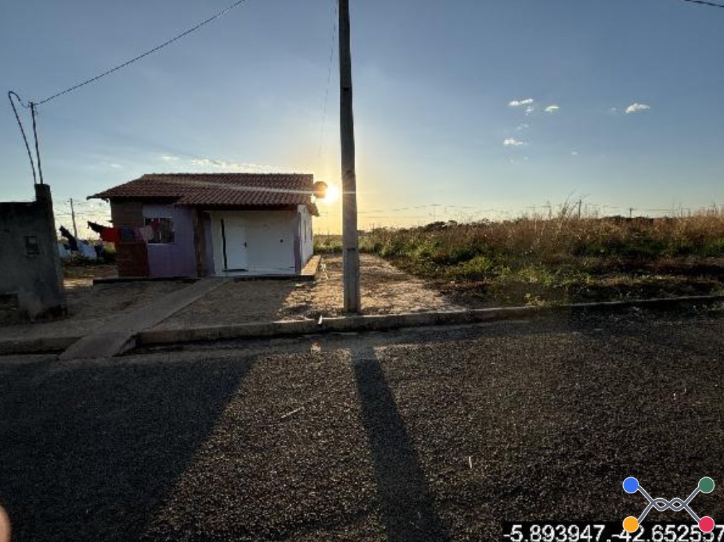 Casa - 77,49m² de área privativa, 209m² de área do terreno - agua branca/pi