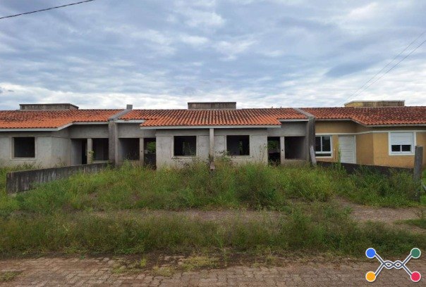 Casa nº 451-A, em construção, com paredes, contrapiso e cobertura executados, localizada na Rua Vitor Mateus Teixeira, Vila Três Marias, na cidade de Esteio/RS, com área projetada de 43,48m², composta por dois dormitórios, copa/cozinha, banheiro e área de serviço. Construída sob o imóvel de matrícula nº 29.055 do CRI de Esteio/RS; não averbada