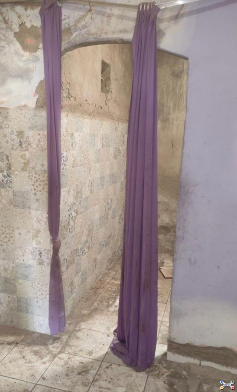 UM IMÓVEL URBANO, GARAGEM, SALA, 02 QUARTOS, COZINHA. RUA EMÍDIO AQUINO, Nº 100, IPIRÁ/BA. BEM SEM MATRÍCULA IMOBILIÁRIA. - Lote 001 (ID 2988)