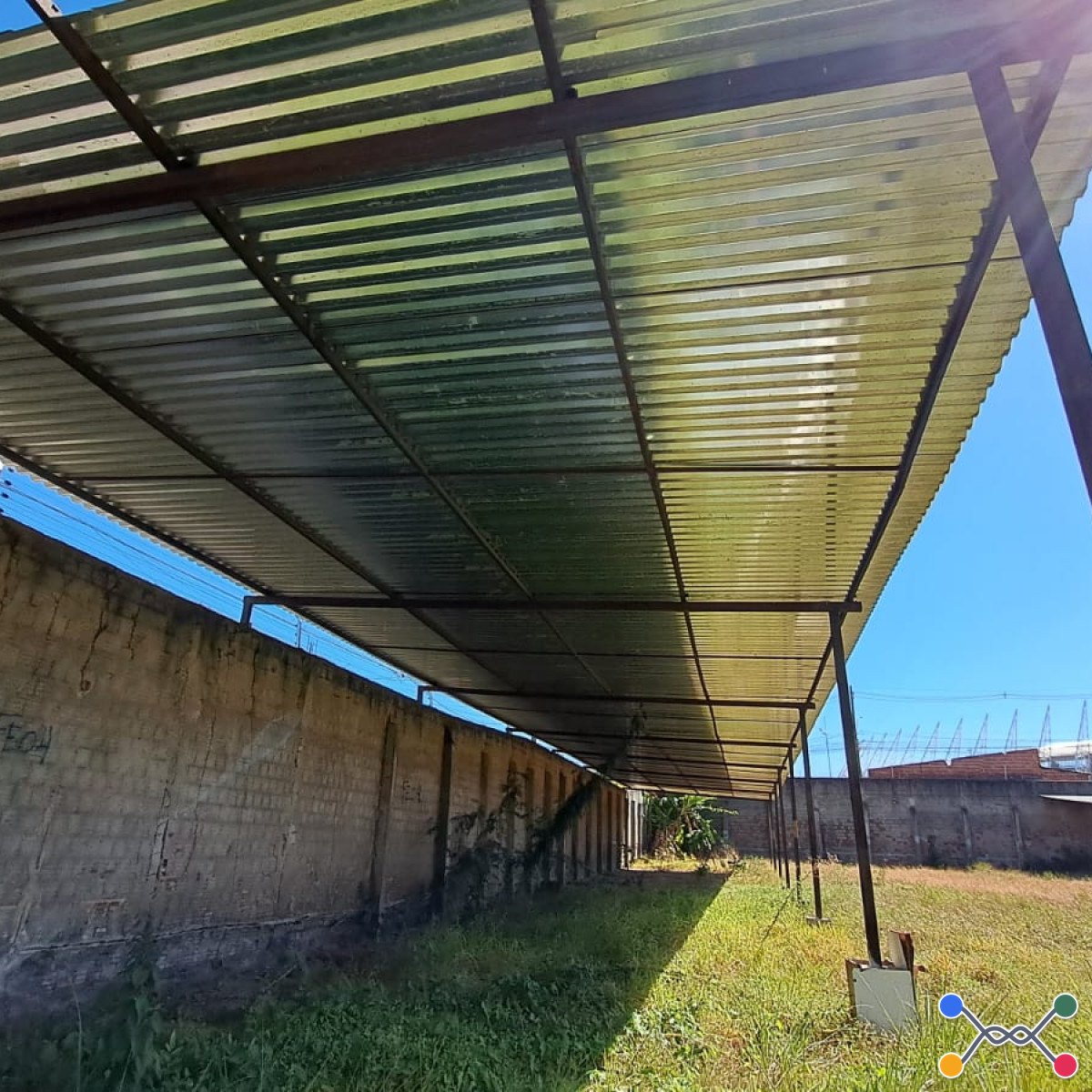 Lote 003 - 03 galpões com estrutura metálica e cobertura em telhas de alumínio (área total aproximada de 472,60 m²)