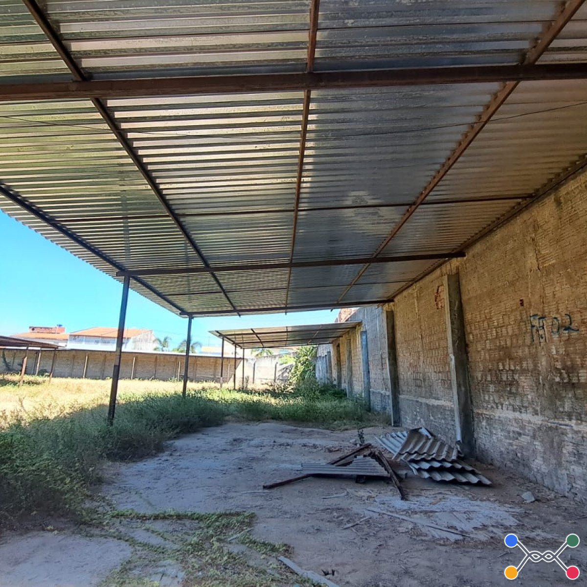 Lote 001 - 02 Galpões com estrutura metálica e cobertura em telhas de alumínio (área total aproximada de 210,16 m²)