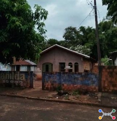 Casa com área construída de 63m² - área total de 985,70m² - Terra Roxa/PR