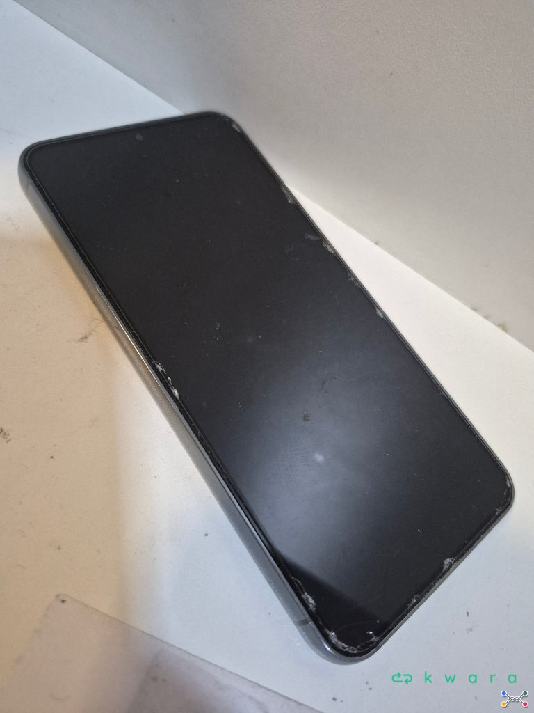 2 Smartphones - Samsung Galaxy S23 e iPhone SE