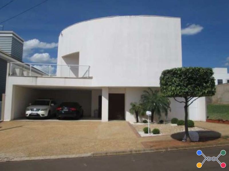 Casa com a.t. 450m², a.t.c. 340m², suíte com closet, 2 dorms