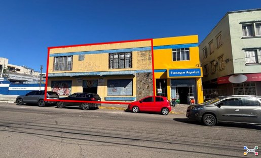 Imóvel localizado na Avenida Borges de Medeiros, nº 1081 em Santa Maria/RS, constituído por um terreno com área total de 587,45m², medindo 18,95 metros de frente para a Avenida Borges de Medeiros, igual medida na linha dos fundos e 31,00 metros de extensão da frente aos fundos. Sobre o terreno, existem edificações de uso comercial, com área construída aproximada de 565,20 m², não averbada na respectiva matrícula, sendo uma edificação de alvenaria, de dois pavimentos, situada no alinhamento front