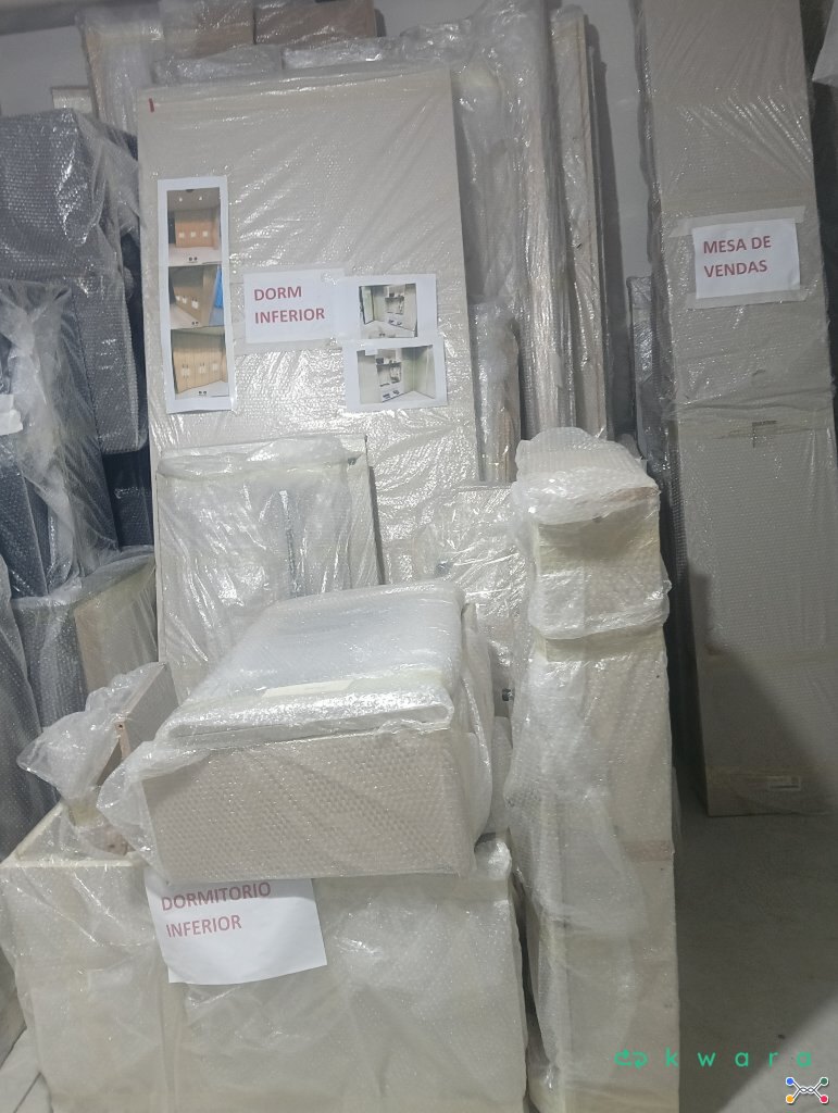Closet em L com 4 portas de correr, prateleiras e nicho iluminado (não inclui itens - desmontado)