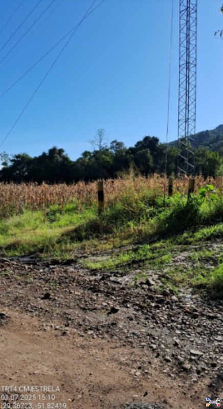 Uma área de terras, com a superfície de 96.800,00 m²