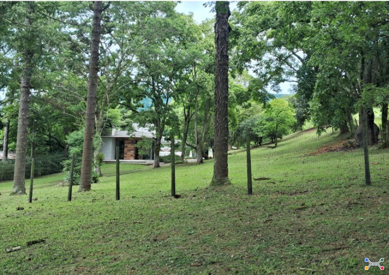 50% da área de terras e 50% das benfeitorias de um terreno urbano com a superfície de 7.200,00m²