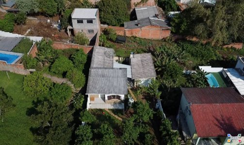 50% de um imóvel urbano composto por um terreno com área de 359,87m², localizado na Rua Aníbal Loureiro, bairro Fialho, cidade de Cachoeira do Sul/RS. Inscrito sob a matrícula nº 27.478 do CRI de Cachoeira do Sul.
