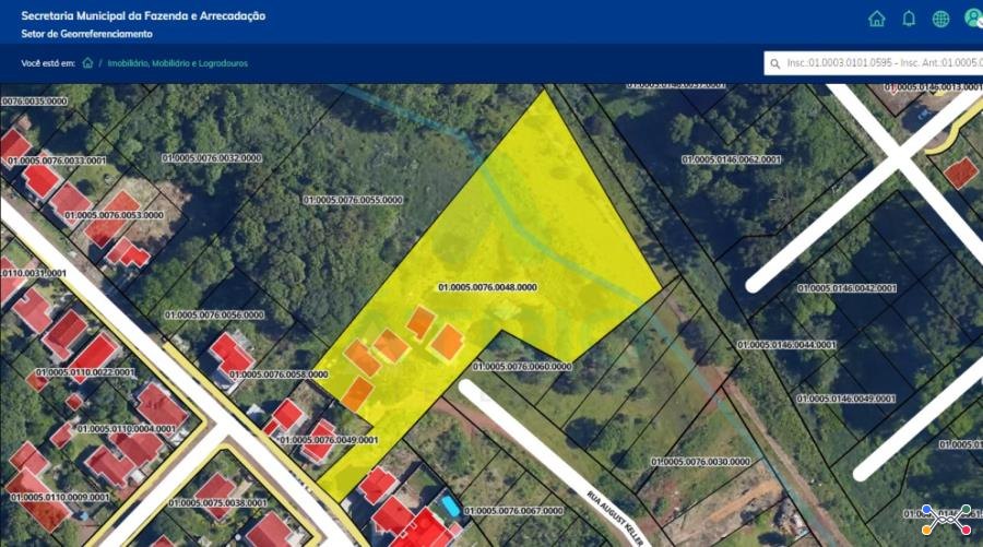 Área de 4.981m2 com 5 casas construídas