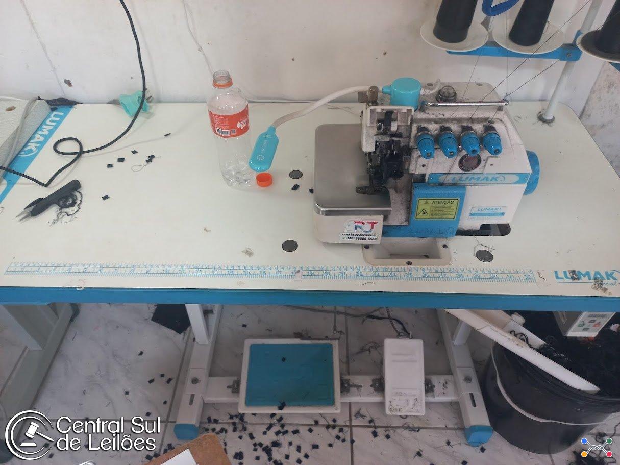 Máquina de costura overlock, marca Lumak, 4 fios, modelo LU747DS-TZ-SU, com mesa bancada