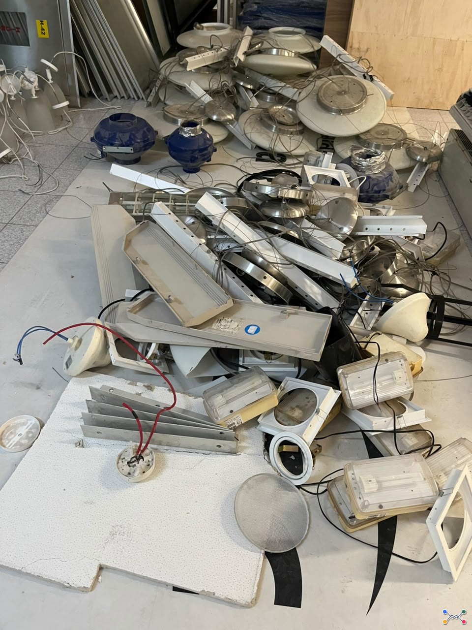 Os materiais: cabos, caixilhos de alumínio, vidros, divisórias, tampos, portas, madeira, perfis, estruturas de divisórias aproximadamente 15.500 kg.