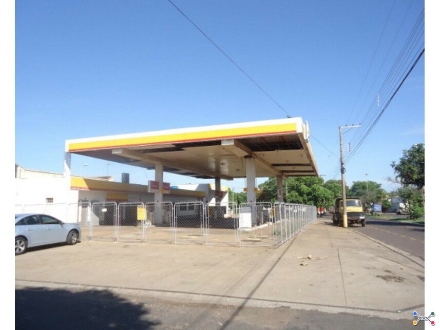 Posto de combustível à venda em leilão