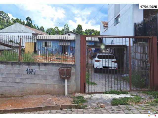 : direitos e ações sobre residência de alvenaria com dois pavimentos e 66,60m² de área construída, do condomínio residencial porto seguro, com área total de terreno de 103,24 m², sita ao bairro cinquentenário, na cidade de caxias do sul/rs