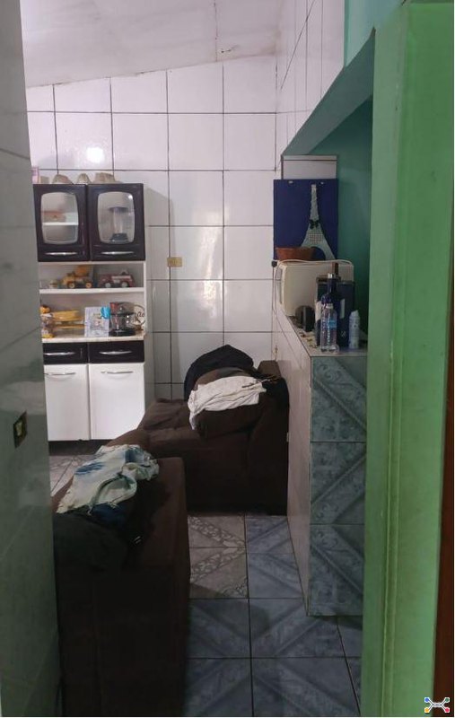Terreno urbano possui uma residência em sua área, com 2 (dois) quartos, 1 (uma) cozinha/sala, 1 (uma) área