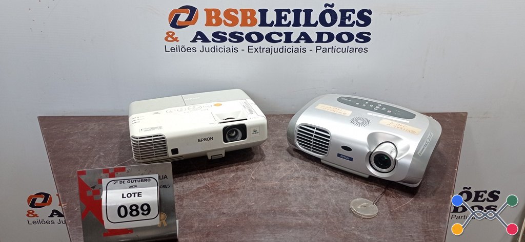 02 PROJETORES MARCA EPSON SEM CABOS. (NO ESTADO) ATENÇÃO! FAZER A VISITAÇÃO ANTES DE ARREMATAR, NÃO SABEMOS SE FUNCIONA, LEILÃO NÃO TEM GARANTIA E NEM DEVOLUÇÃO, SUJEITO A POSSÍVEIS AVARIAS VISÍVEIS/OCULTAS E/OU AUSÊNCIA DE COMPONENTES.