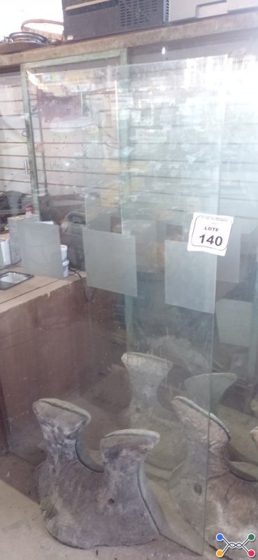 01 PAINEL DE VIDRO DE 1,00X1,65M COM BASE ESCULTURAL EM FORMATO ORGÂNICO. (NO ESTADO) ATENÇÃO! FAZER A VISITAÇÃO ANTES DE ARREMATAR, NÃO SABEMOS SE FUNCIONA, LEILÃO NÃO TEM GARANTIA E NEM DEVOLUÇÃO, SUJEITO A POSSÍVEIS AVARIAS VISÍVEIS/OCULTAS E/OU AUSÊNCIA DE COMPONENTES.