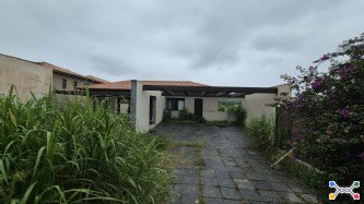 Terreno com casa em búzios/rj (búzios golf resort ii), com 02 suítes, piscina e com área construída de 353,02m2