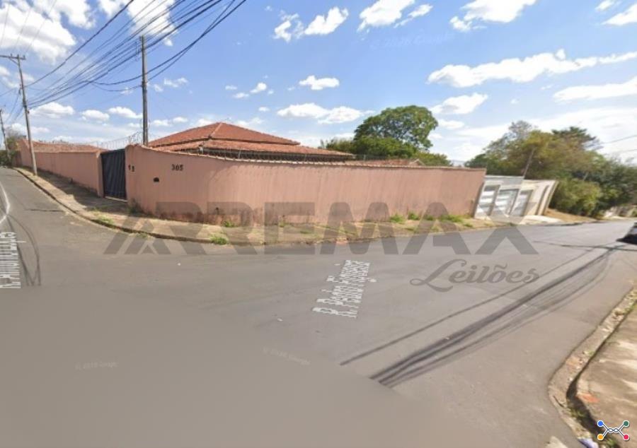 DIREITOS AQUISITIVOS que o executado possui sobre o imóvel descrito como terreno formado pelos LOTES 10, 11 e 12, da QUADRA 26, localizado na Vila Nossa Senhora das Graças, situada nas imediações da estação de Rubião Júnior, deste Município