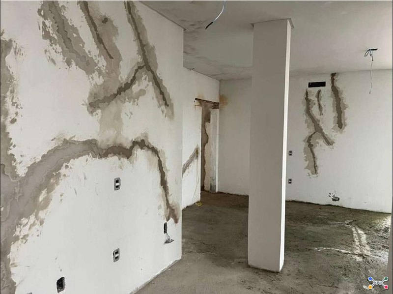 Uma sala comercial sob o nº 102, localizada no 1º andar do Condomínio  Bella Cittá