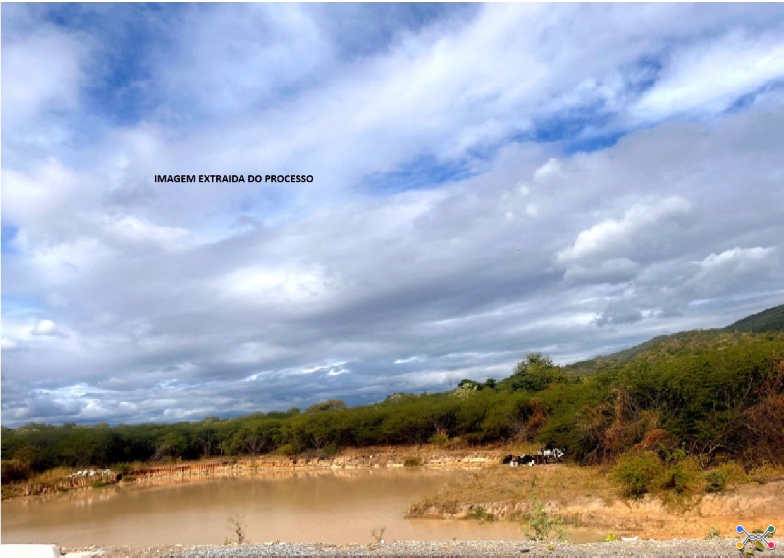 Um imóvel rural denominado BARRO, com área de 1.300 hectares