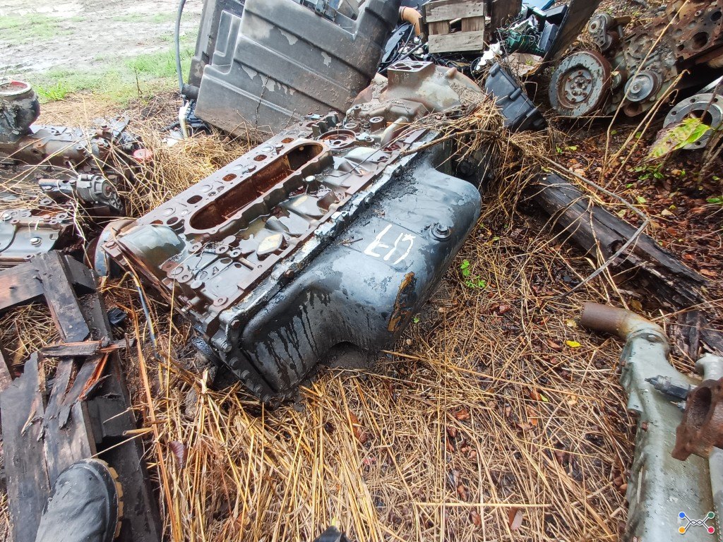 1 Motor a combustível sem cabeçote 6 cilindros