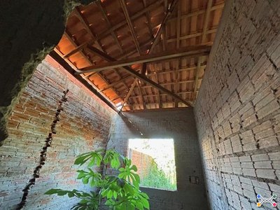 DIREITOS AQUISITIVOS SOBRE Lote n° 21, Quadra n° 5, do Loteamento JARDIM DAS ARAUCÁRIAS, localizado no Município de PEROBAL, da Comarca de Umuarama/PR, com a área de 240,00m² CONTENDO CONSTRUÇÃO INACABADA