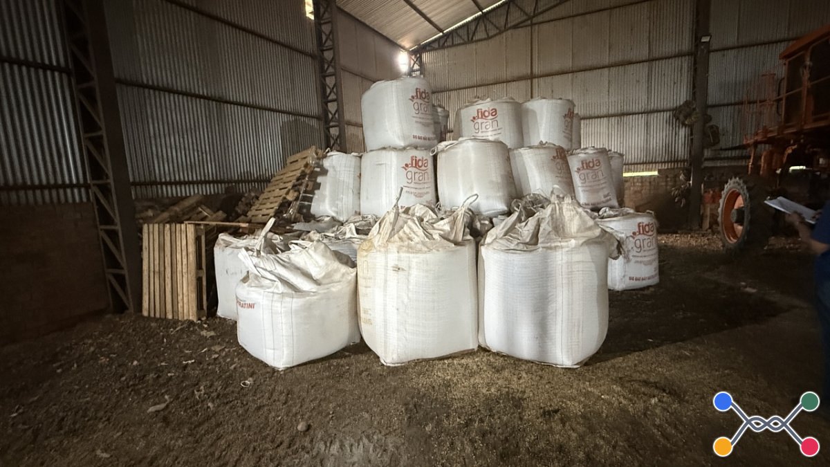 50 BAGS (APROXIMADAMENTE) DE FERTILIZANTES - CALCÁRIO PARA O SOLO - Grandes Leilões
