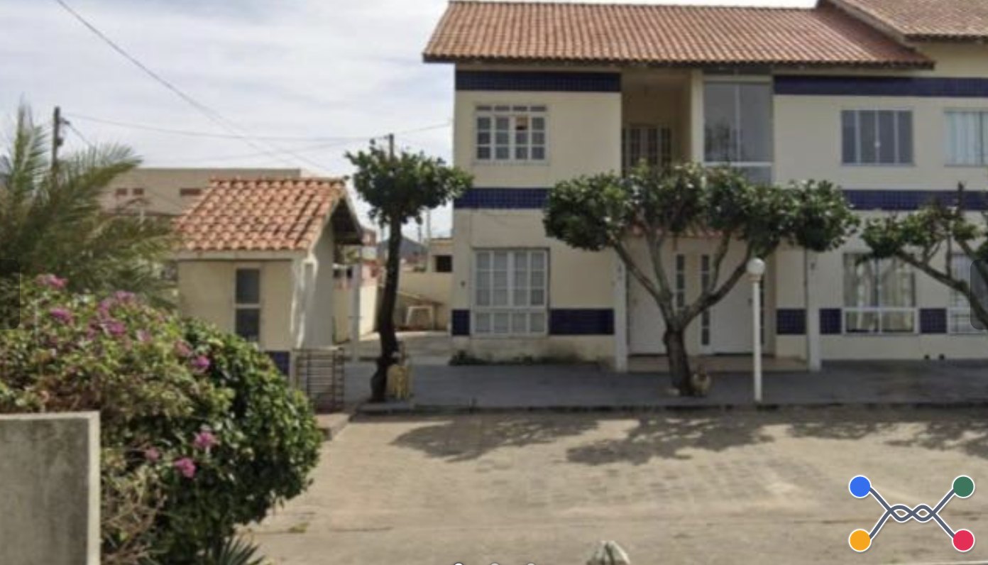 Casa duplex de frente para o mar - 101m² - 3 quartos, varanda e 2 vagas de garagem - condomínio village dos abricós - farol de são tomé/rj. pague em até 60 vezes.