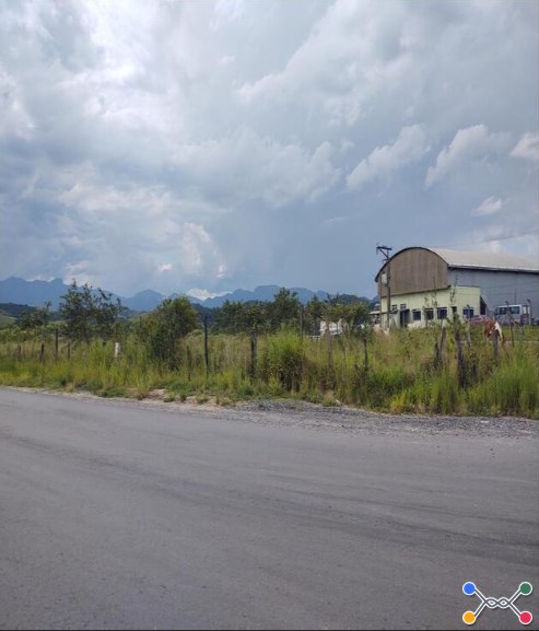 Imóvel industrial/comercial com área de 3.491m², no polo urbo agro industrial, em porto real/rj. possui 22m de testada para av. renato monteiro. terreno e respectivas construções - pague em até 60 vezes.