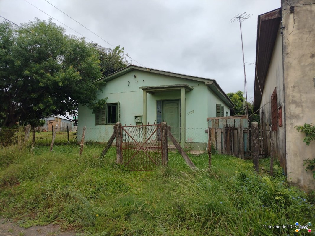 TERRENO COM A ÁREA DE 320,47M², CONTENDO UMA CASA COM 103,82M², LOCALIZADO NA RUA  MANOEL RIBAS N°1.139 EM CACEQUI/RS, DIVIDIDA EM SEIS CÔMODOS: SALA, 2 DORMITÓRIOS, COZINHA, BANHEIRO E  LAVANDERIA. MATRICULADA SOB N°6.724 DO CRI DE CACEQUI/RS. - Santa Maria Leilões - Presenciais e Online