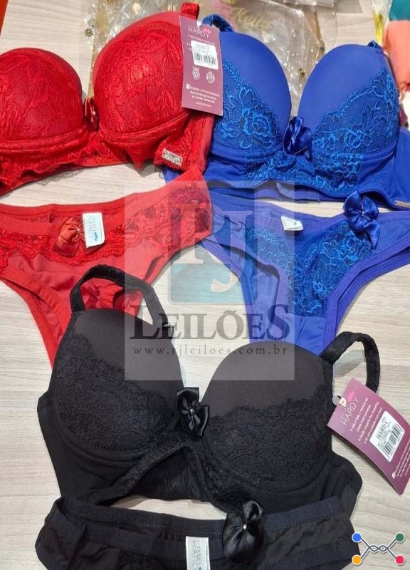 Descrição: 60 (sessenta) conjuntos de lingerie com calcinha e sutiã, marca Hardy, sendo 20 de cada tamanho P, M e G, em modelos e cores variados, no valor de R$100,00 cada, totalizando R$6.000,00.