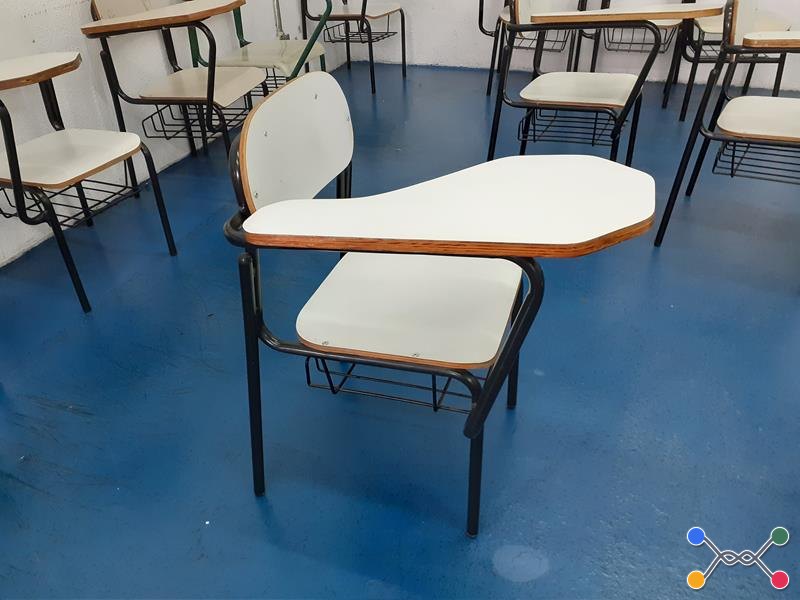 Cadeiras universitárias e prancheta em MDF